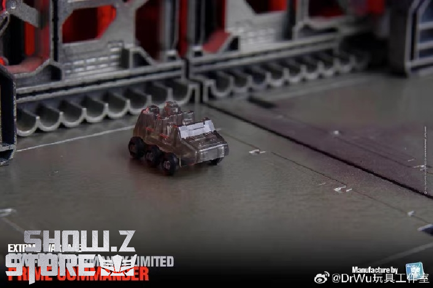 Dr.Wu DW-E04 Prime Commander Optimus Prime with red trailer and accessories Dr.Wu DW-E04 Prime Commander Optimus Prime with red trailer and accessories