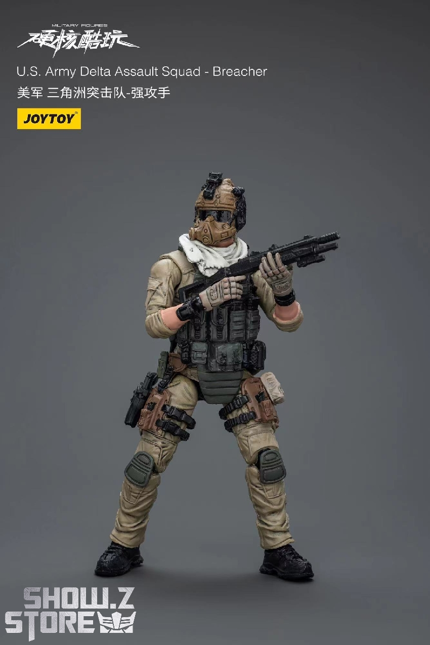 U.S. Army Delta trooper with dual weapons in combat ready position U.S. Army Delta trooper with dual weapons in combat ready position