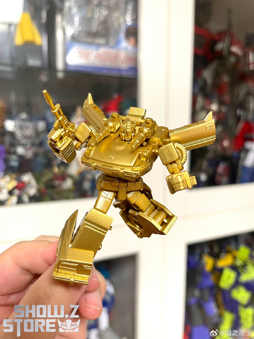 Golden transformation robot figure in hand-held collectible display Golden transformation robot figure in hand-held collectible display
