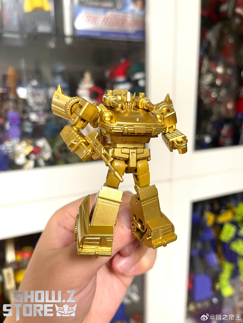 Transformation action figure with premium gold finish collector display Transformation action figure with premium gold finish collector display