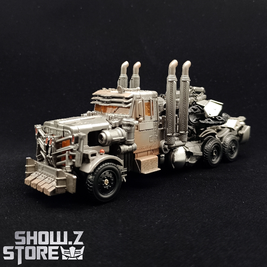 Scourge robot showing all accessories and weapons included Scourge robot showing all accessories and weapons included