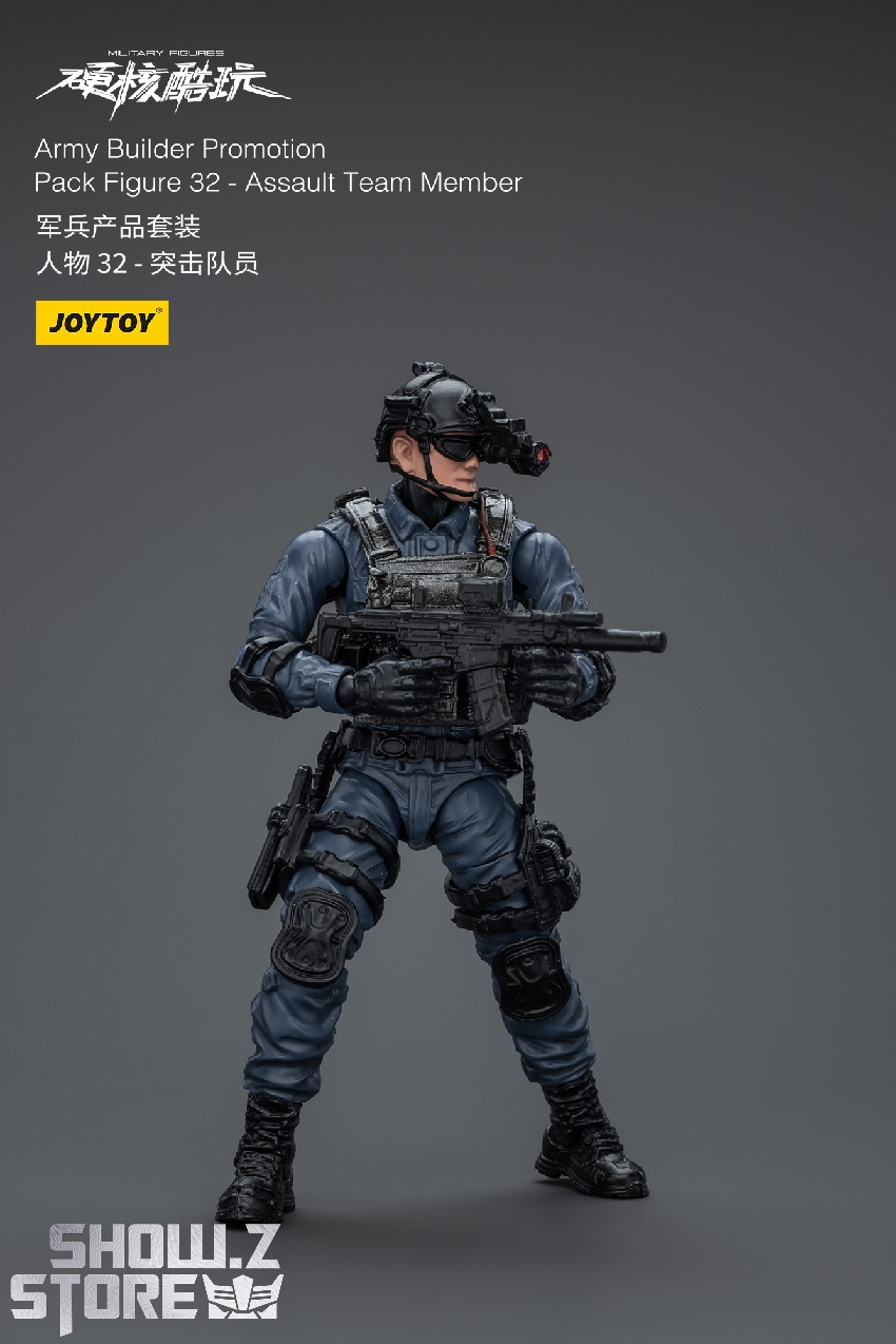 Full-articulated action figure with interchangeable weapons and equipment Full-articulated action figure with interchangeable weapons and equipment