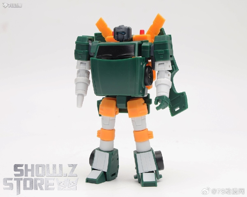 Front-facing robot with squared shoulders and pronounced leg pistons Front-facing robot with squared shoulders and pronounced leg pistons