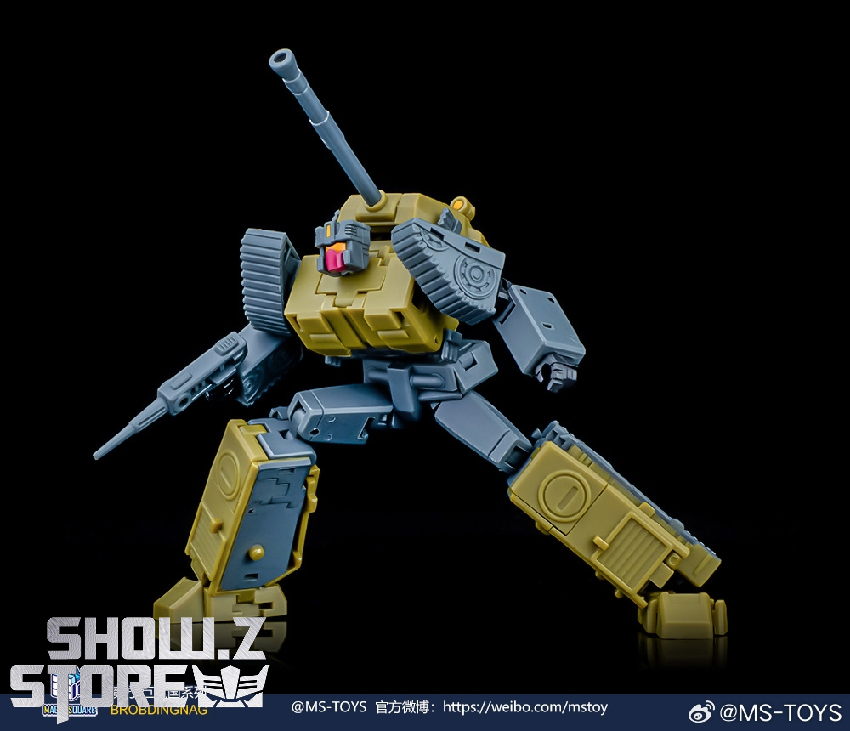Front robot stance showing cockpit and firing weapons configuration Front robot stance showing cockpit and firing weapons configuration