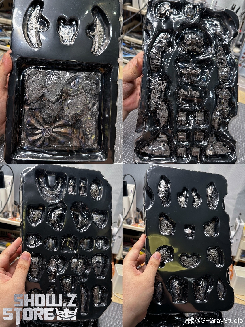 Black robot unboxing showing all small accessories and painting details Black robot unboxing showing all small accessories and painting details