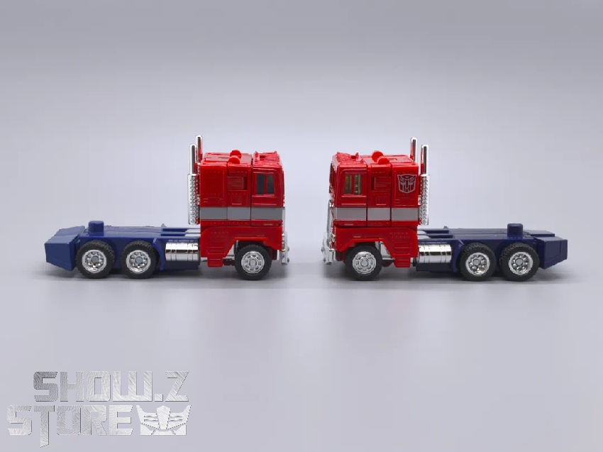 Articulated Prime robot with detailed weapon components included Articulated Prime robot with detailed weapon components included
