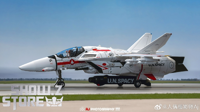 Threezero Robotech Veritech fighter white red jet aircraft display Threezero Robotech Veritech fighter white red jet aircraft display