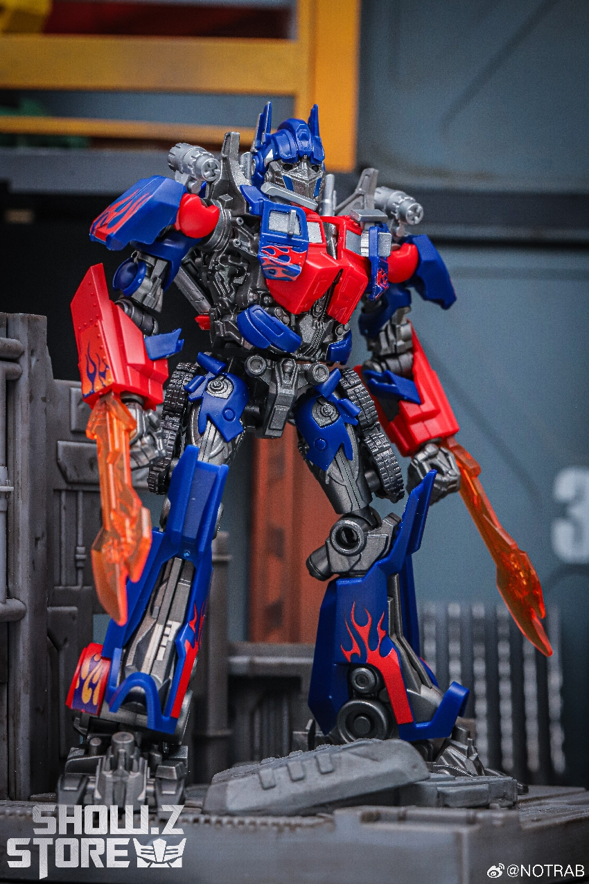 Combiner robot displaying weapon accessory and armor plating Combiner robot displaying weapon accessory and armor plating