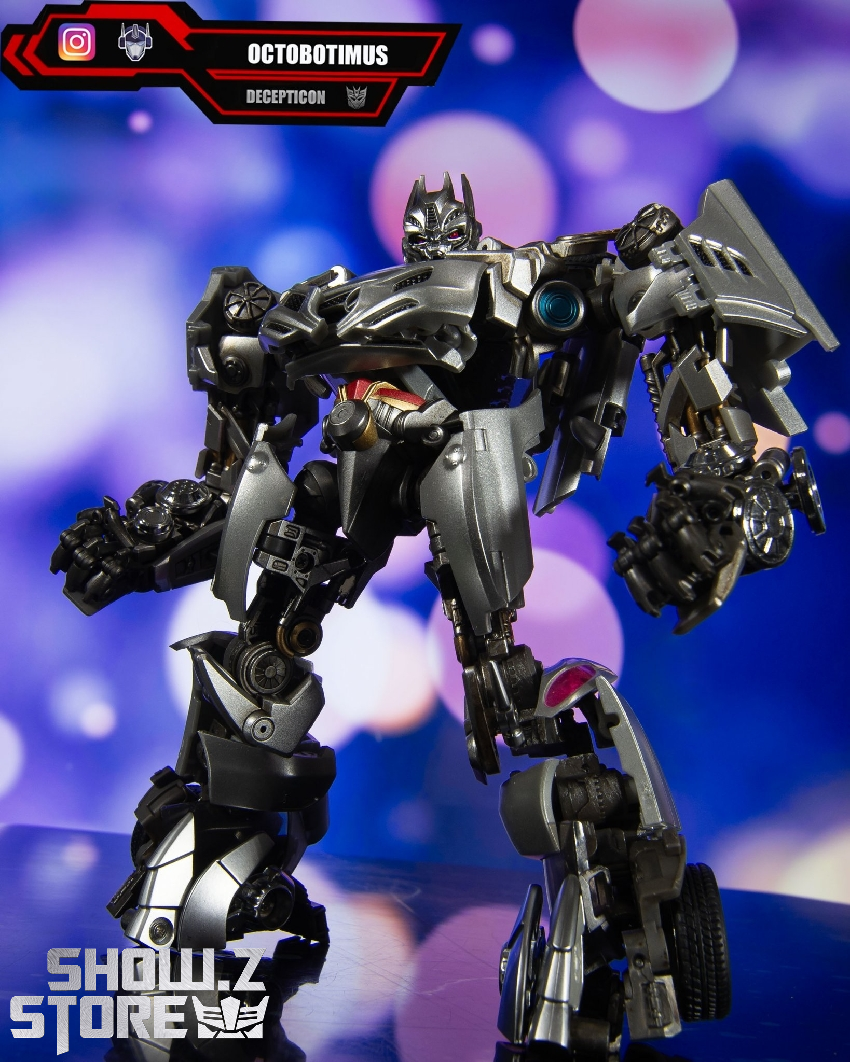 Soundwave figure with extended weaponry in dynamic display Soundwave figure with extended weaponry in dynamic display