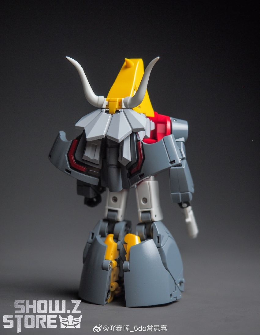 NewAge H63 Gorgo Slag red and yellow transformer figure in standing position NewAge H63 Gorgo Slag red and yellow transformer figure in standing position