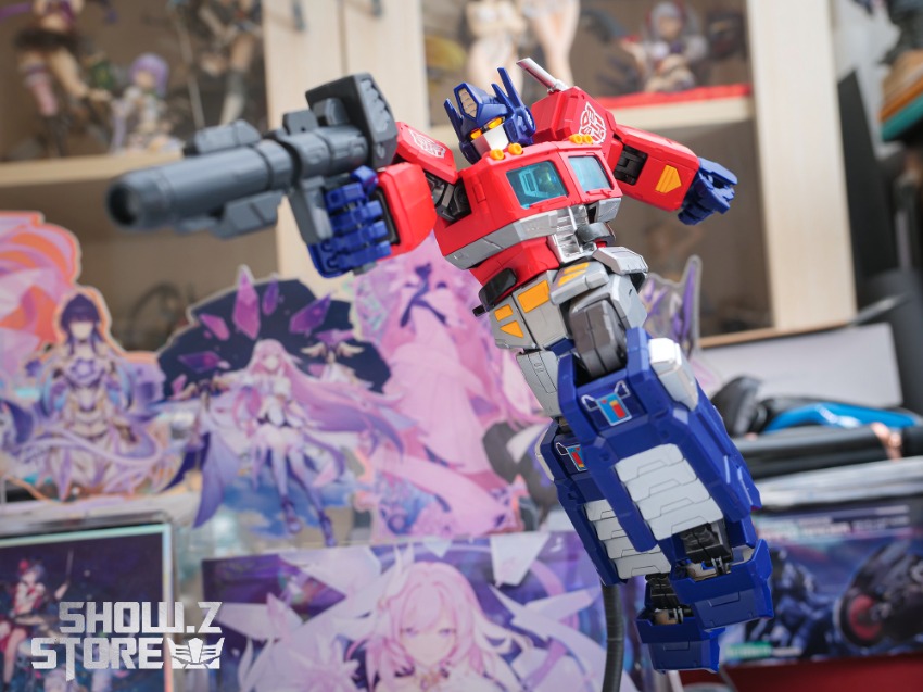 Optimus Prime posed with energon weapons and dynamic fighting stance Optimus Prime posed with energon weapons and dynamic fighting stance
