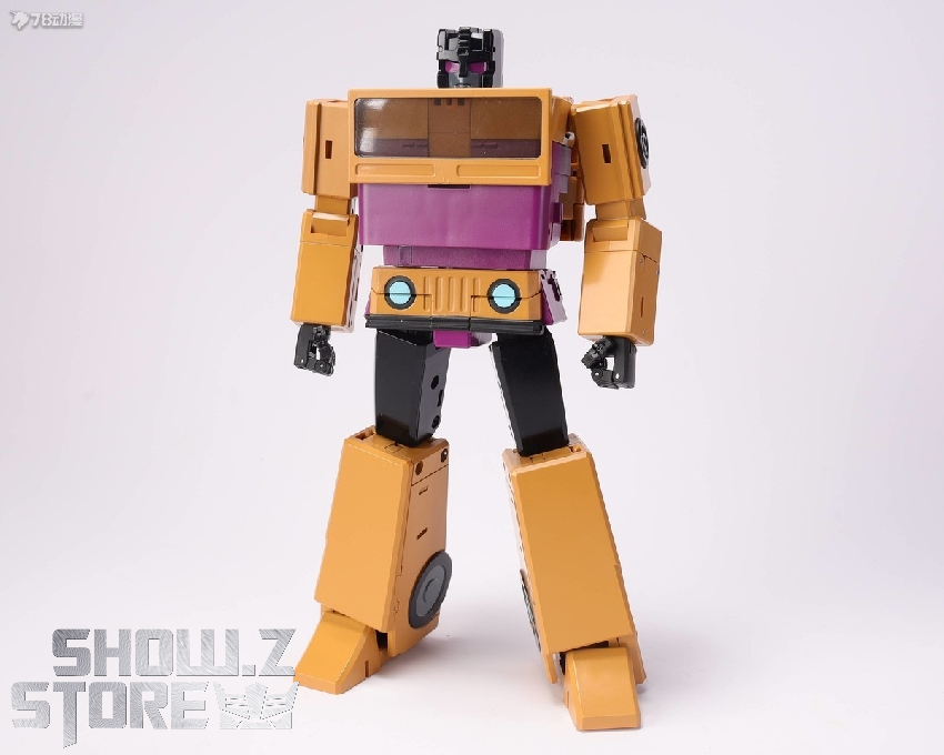 Yellow and purple Swindle combiner robot with detailed mechanical articulation Yellow and purple Swindle combiner robot with detailed mechanical articulation