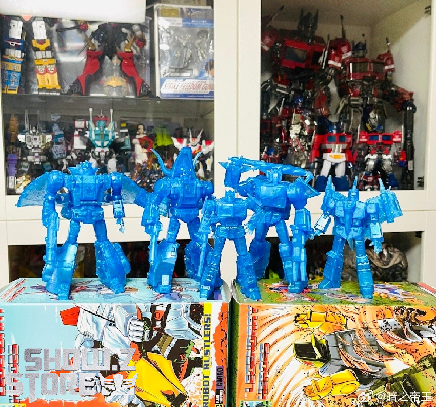 Robot figure with product packaging and included accessories documentation Robot figure with product packaging and included accessories documentation