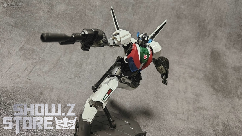 Trumpeter Wheeljack grey white robot side profile standing pose Trumpeter Wheeljack grey white robot side profile standing pose