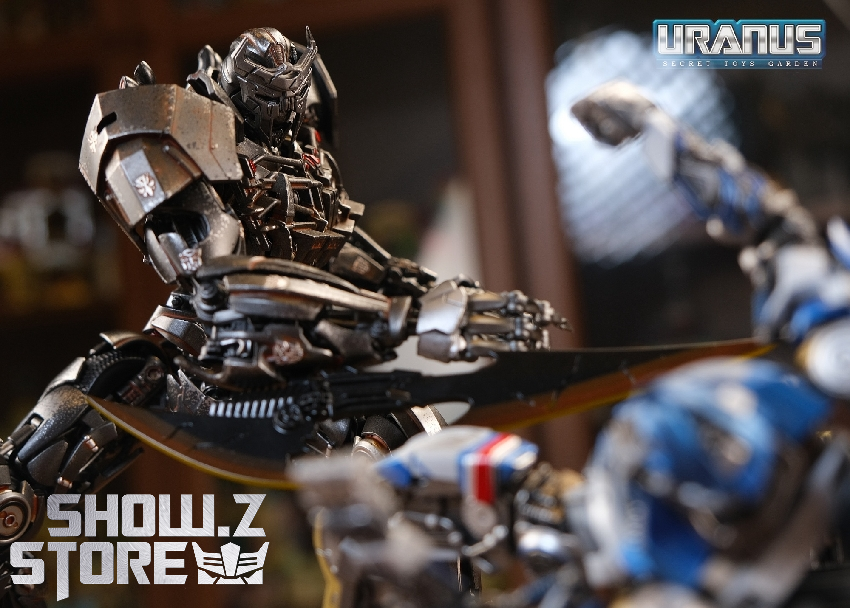 Rise of the Beasts series robot showcasing black metallic paint applications Rise of the Beasts series robot showcasing black metallic paint applications