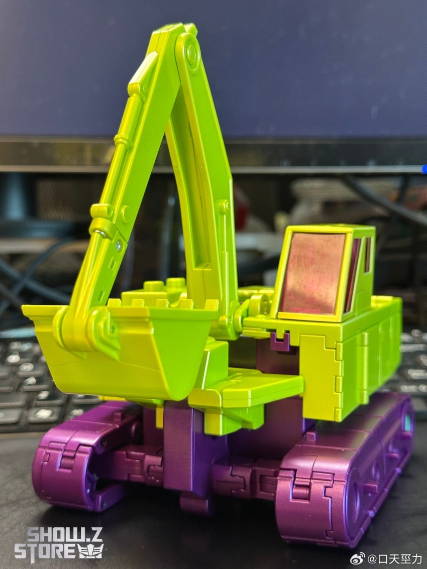 Yellow construction crane Transformer FT-32B Wright Scavenger robot side angle Yellow construction crane Transformer FT-32B Wright Scavenger robot side angle