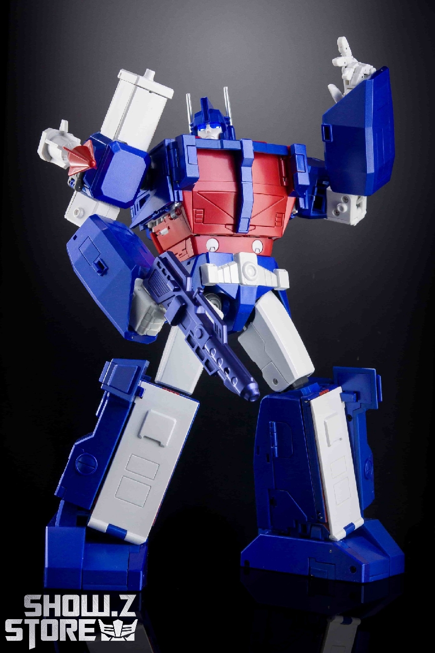 Ultra Magnus metallic transformation displaying articulated arm joints Ultra Magnus metallic transformation displaying articulated arm joints