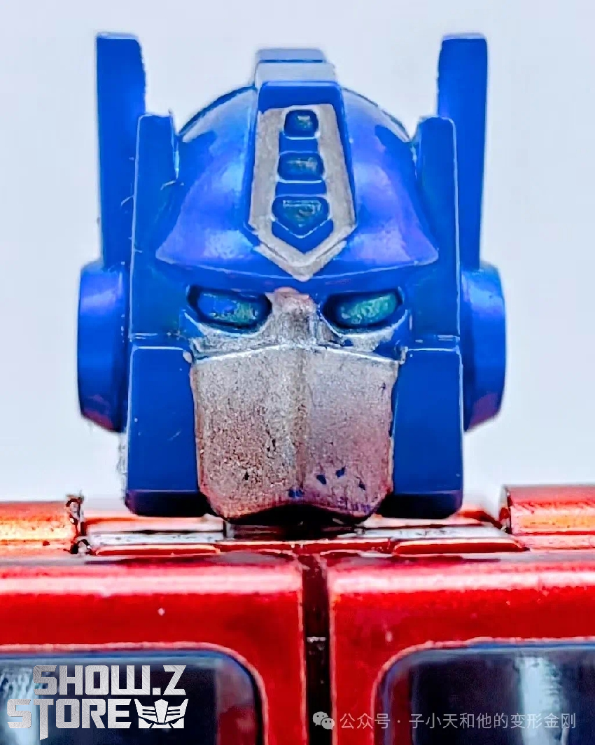 Red blue Optimus Prime figure front transformation mechanical chest Red blue Optimus Prime figure front transformation mechanical chest