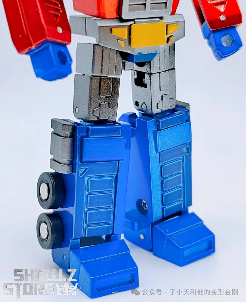 Red white blue Optimus Prime robot form pointed weapon accessory Red white blue Optimus Prime robot form pointed weapon accessory