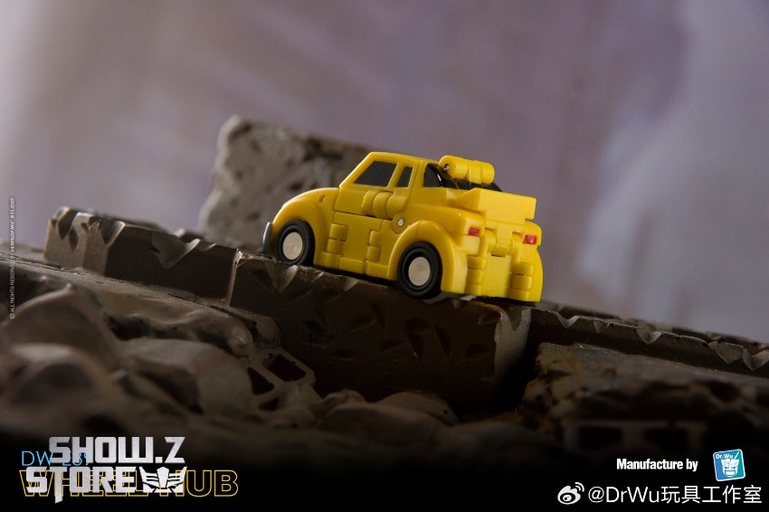 Yellow vehicle form truck mode transformation figure Yellow vehicle form truck mode transformation figure