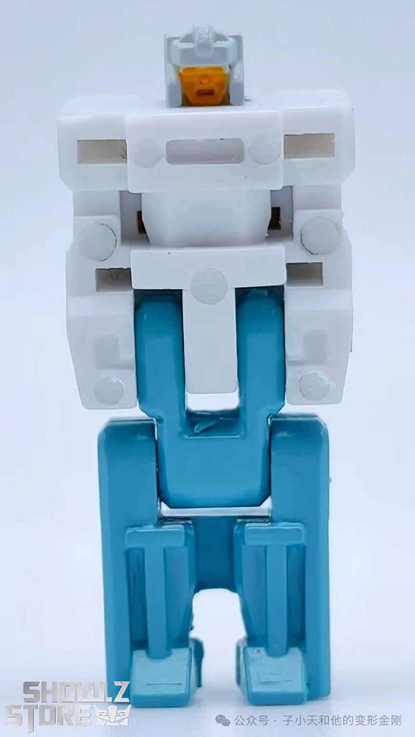 DX9 Mini 03 robot displaying blue white armor orange accents DX9 Mini 03 robot displaying blue white armor orange accents