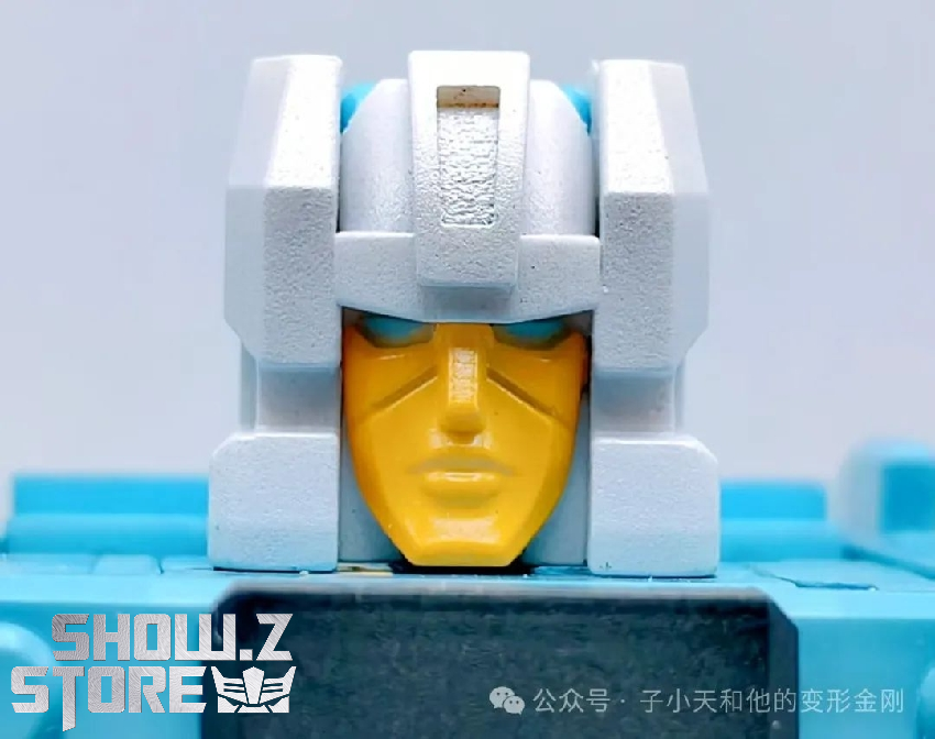 DX9 Mini Brainstorm wings displayed robot form with accessories DX9 Mini Brainstorm wings displayed robot form with accessories
