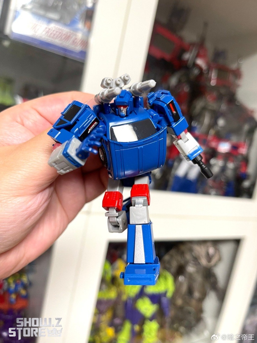 Blue red white Sid Trailbreaker compact robot figure articulated joints Blue red white Sid Trailbreaker compact robot figure articulated joints
