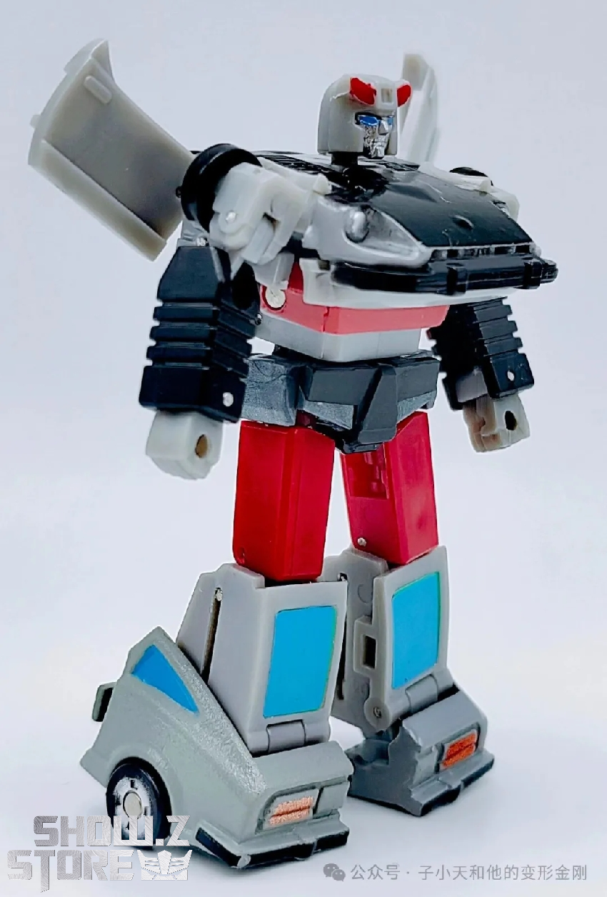 MINI04 Bluestreak vehicle mode showing sleek aerodynamic sports car design MINI04 Bluestreak vehicle mode showing sleek aerodynamic sports car design
