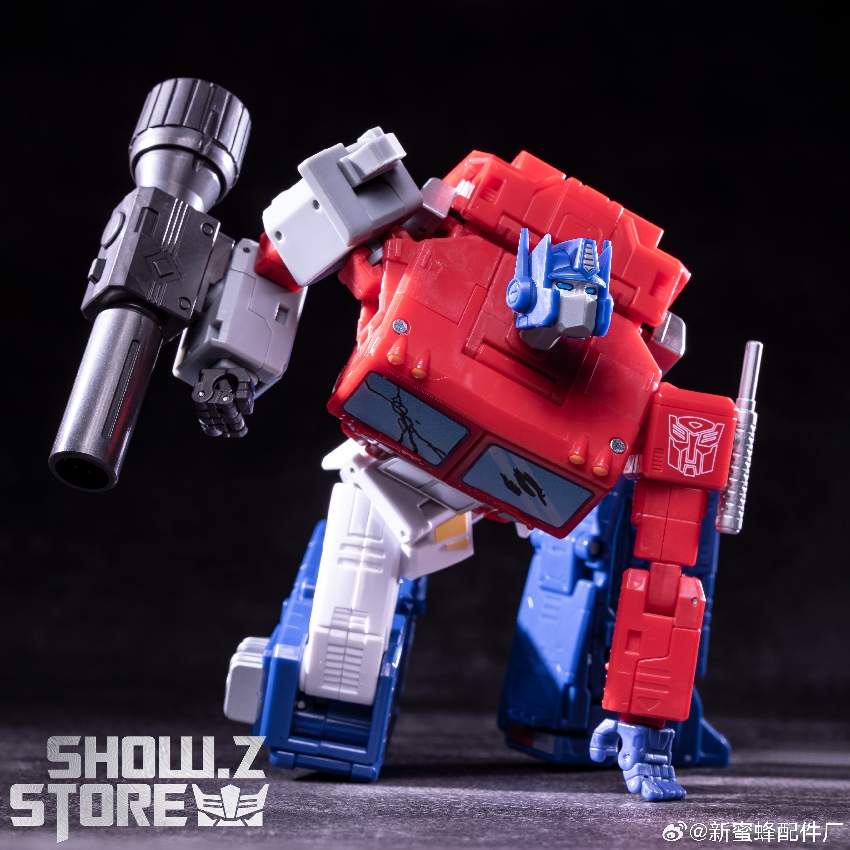 Optimus Prime robot mode standing pose energy cannon accessory Optimus Prime robot mode standing pose energy cannon accessory