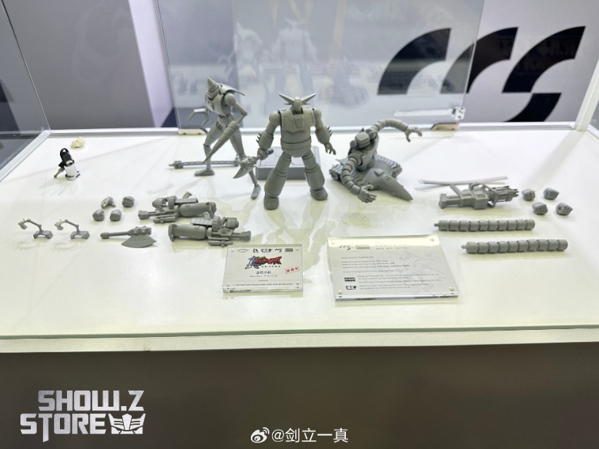 Gray and white mecha robot with multiple beam rifles and missiles in kit form Gray and white mecha robot with multiple beam rifles and missiles in kit form