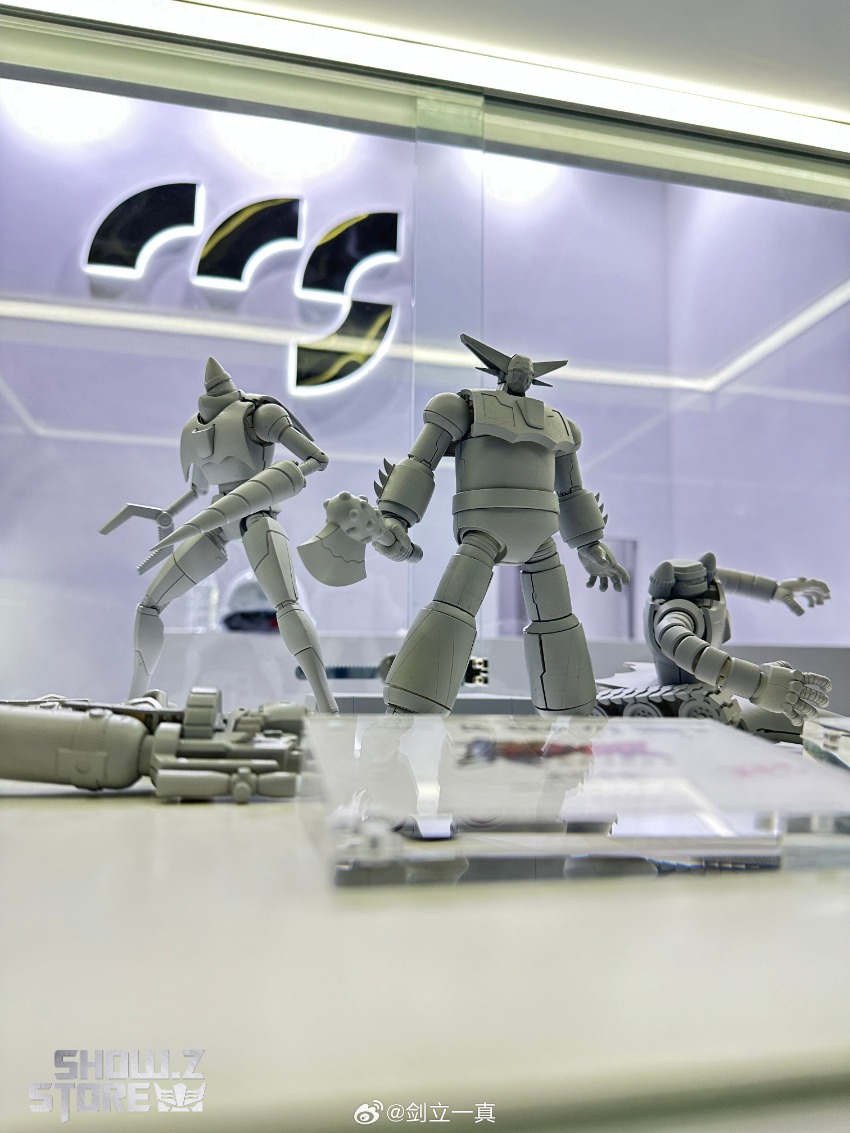 CCS Toys Shin Getter white robot figure with scale comparison and weapon loadout CCS Toys Shin Getter white robot figure with scale comparison and weapon loadout