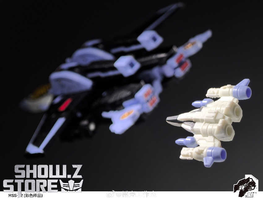 Gray heavy robot blue black armor panels Gray heavy robot blue black armor panels