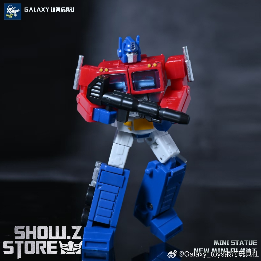 Optimus Prime standing pose with black and red rifle grip Optimus Prime standing pose with black and red rifle grip