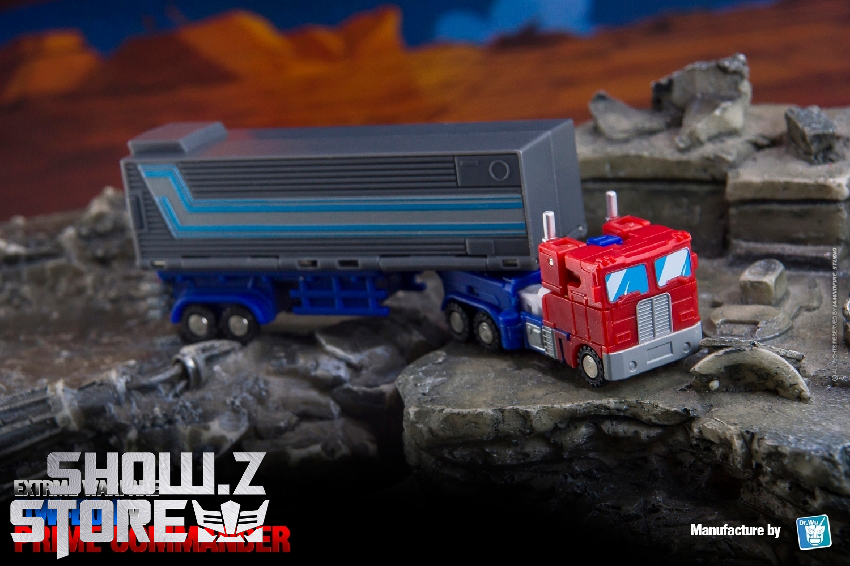 Dr.Wu DW-E04M red truck with blue trailer side view Dr.Wu DW-E04M red truck with blue trailer side view