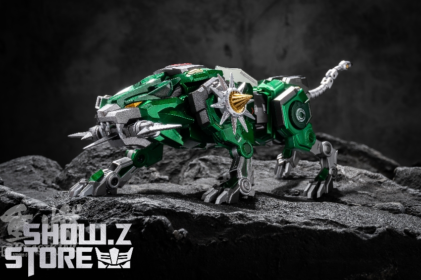 Reborn Voltron collectible with articulated joints and weapons Reborn Voltron collectible with articulated joints and weapons