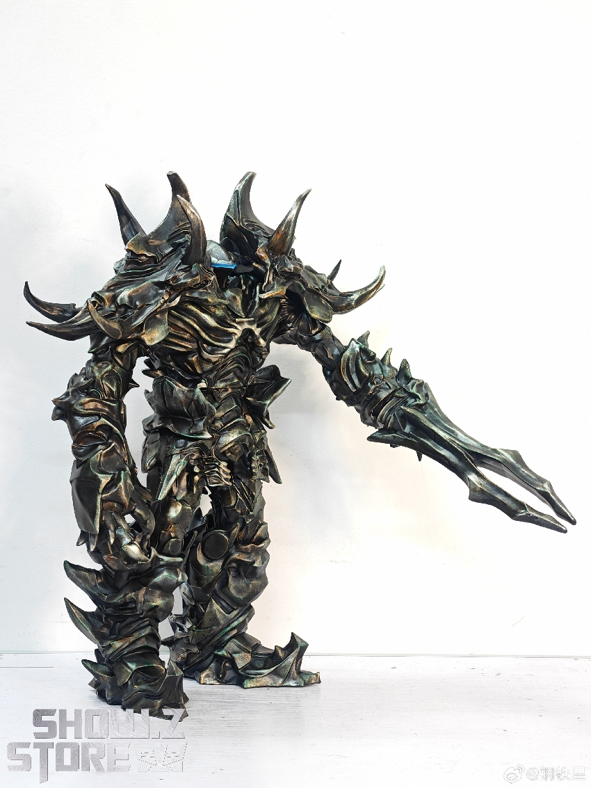 Black spiked creature in crouching pose with sharp claw details Black spiked creature in crouching pose with sharp claw details