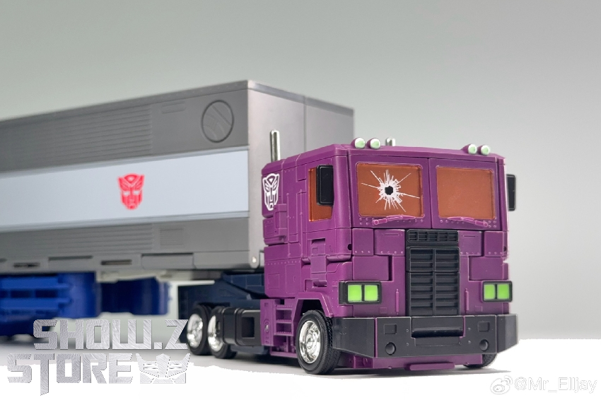 Purple blue truck form Optimus Prime detailed cab design Purple blue truck form Optimus Prime detailed cab design