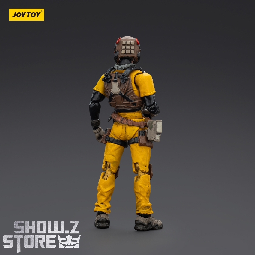 Tork mechanic back view with yellow armor Tork mechanic back view with yellow armor