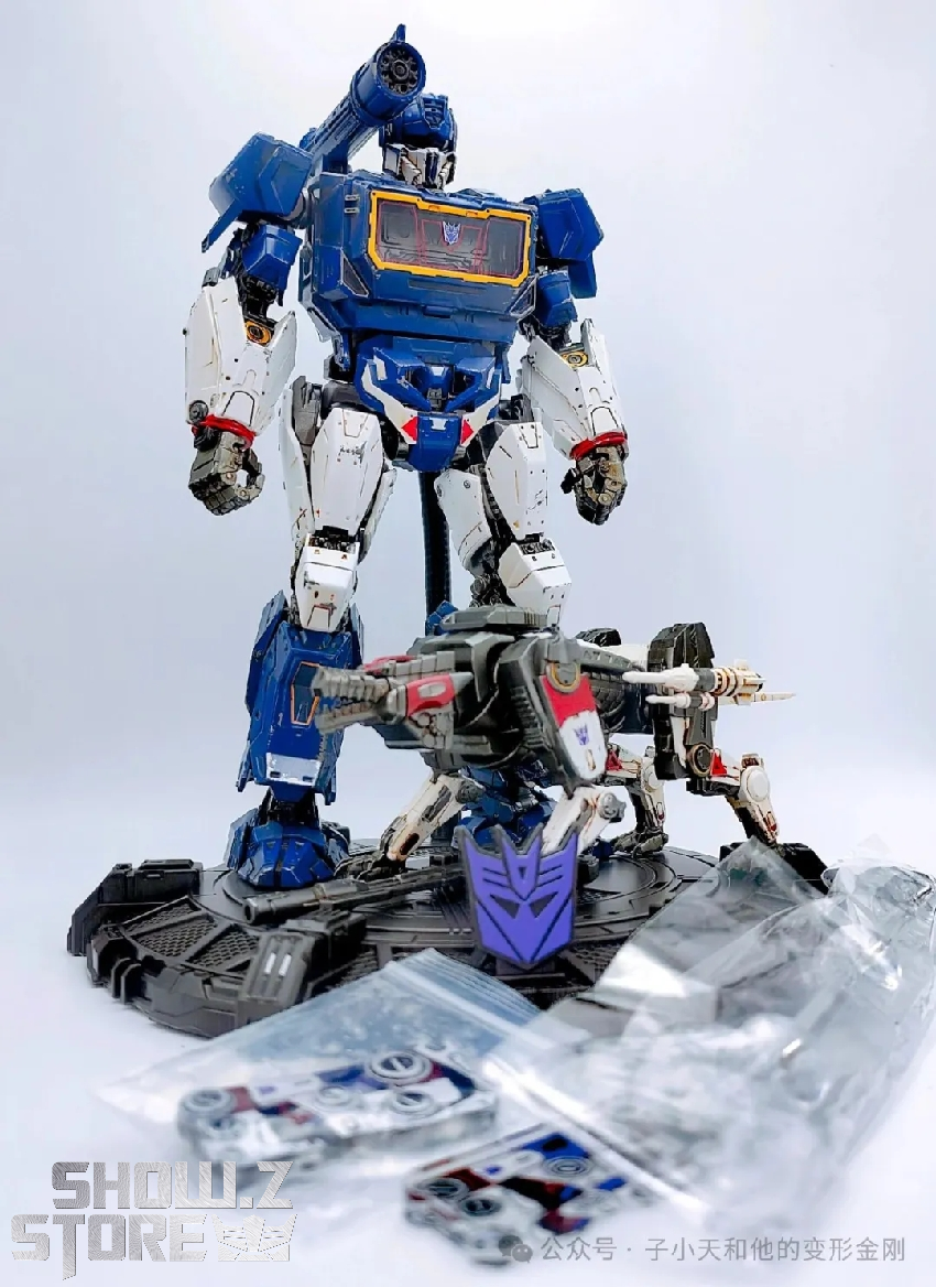 Soundwave blue and white Transformers robot ready assembled Soundwave blue and white Transformers robot ready assembled