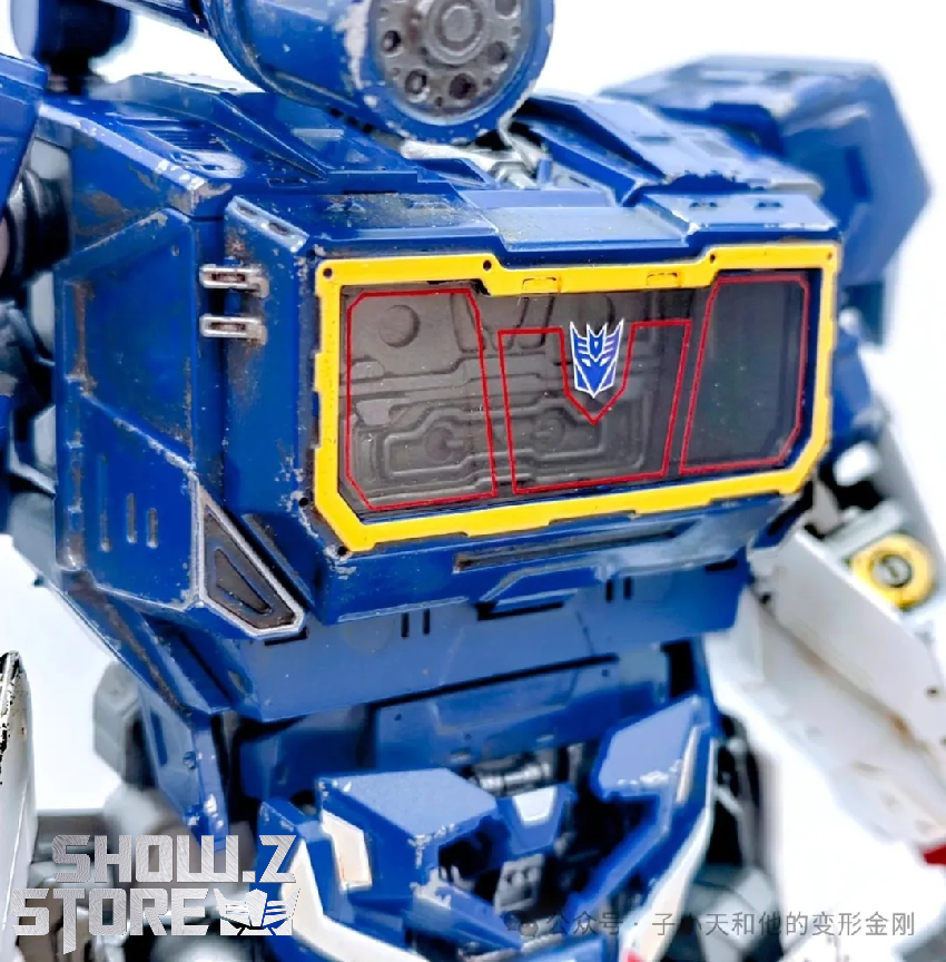 Soundwave cassette commander figure with detailed armor plating Soundwave cassette commander figure with detailed armor plating