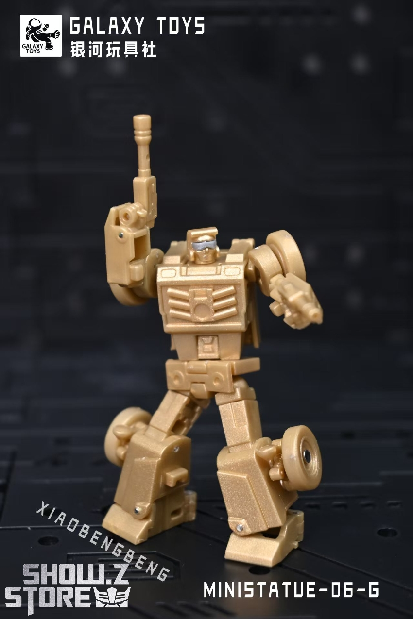 Galaxy Toys MINI-06G XiaoBengBeng Beachcomber golden mini robot pose Galaxy Toys MINI-06G XiaoBengBeng Beachcomber golden mini robot pose