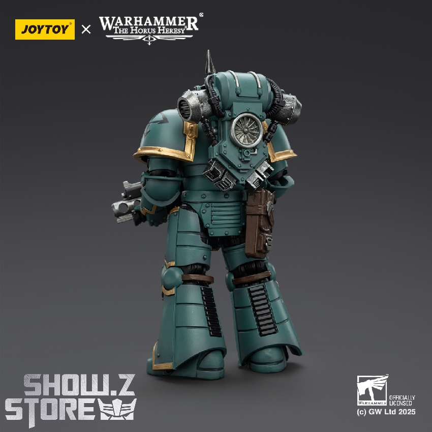 JoyToy Warhammer Sons of Horus red armor space marine back view detail JoyToy Warhammer Sons of Horus red armor space marine back view detail