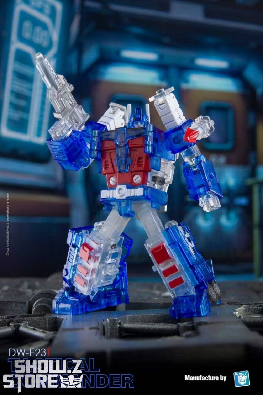 Ultra Magnus showing mechanical detail and articulation Ultra Magnus showing mechanical detail and articulation
