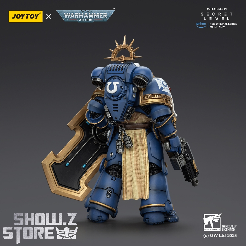 JoyToy Ultramarines Levantus rear view holding weapon JoyToy Ultramarines Levantus rear view holding weapon