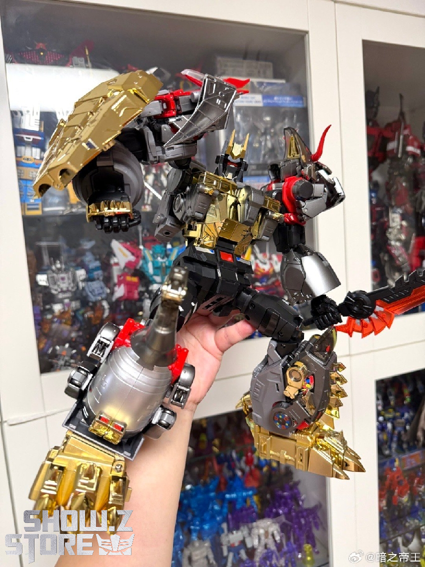 Yellow robot with red chest piece and extended armor pieces Yellow robot with red chest piece and extended armor pieces