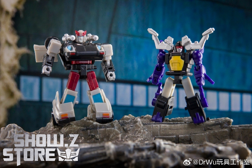 Dr.Wu DW-E45 Bluestreak and DW-E46 Claw robot warriors standing with accessories Dr.Wu DW-E45 Bluestreak and DW-E46 Claw robot warriors standing with accessories