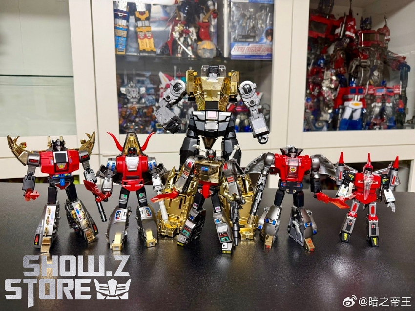 Yellow robot with red accents and cone-shaped shoulder armor Yellow robot with red accents and cone-shaped shoulder armor