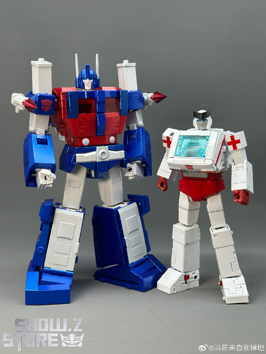 White Fantastic Model FM-04 Doc Ratchet medical Transformer pose demonstration White Fantastic Model FM-04 Doc Ratchet medical Transformer pose demonstration