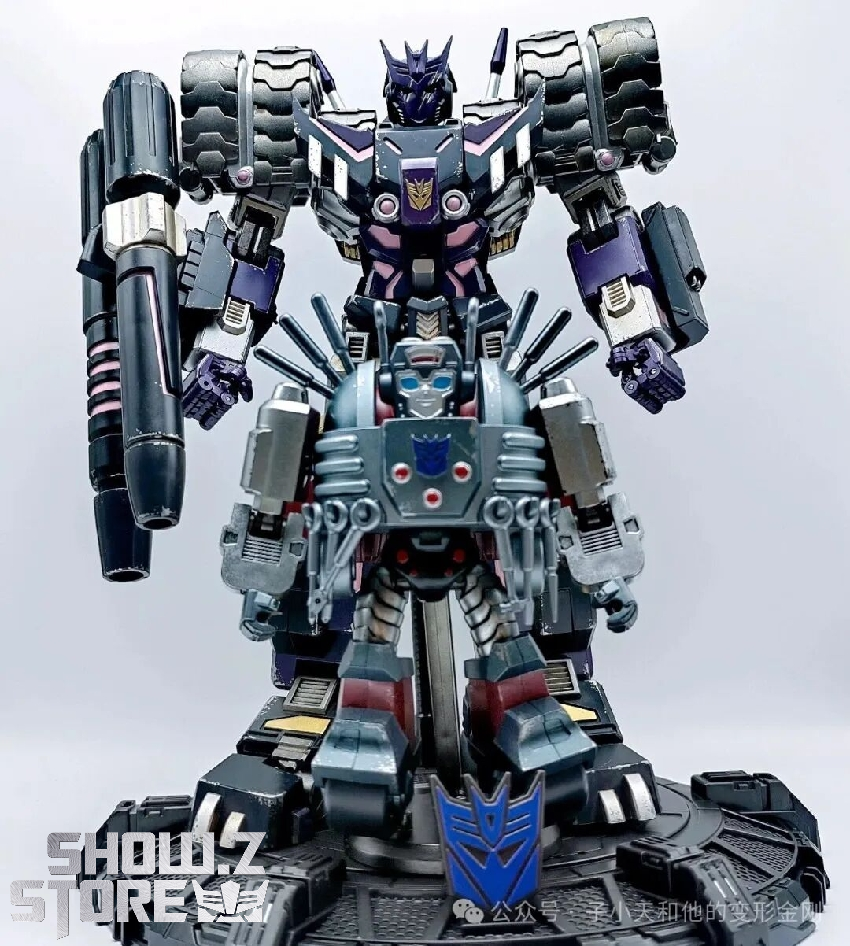 Tarn robot with dark purple metallic armor displayed Tarn robot with dark purple metallic armor displayed