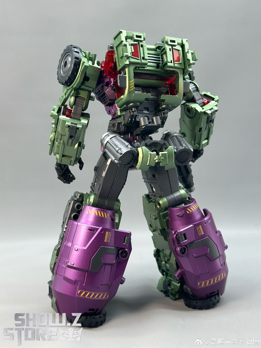 DreamStar Toys transformer showing front view legs detail DreamStar Toys transformer showing front view legs detail